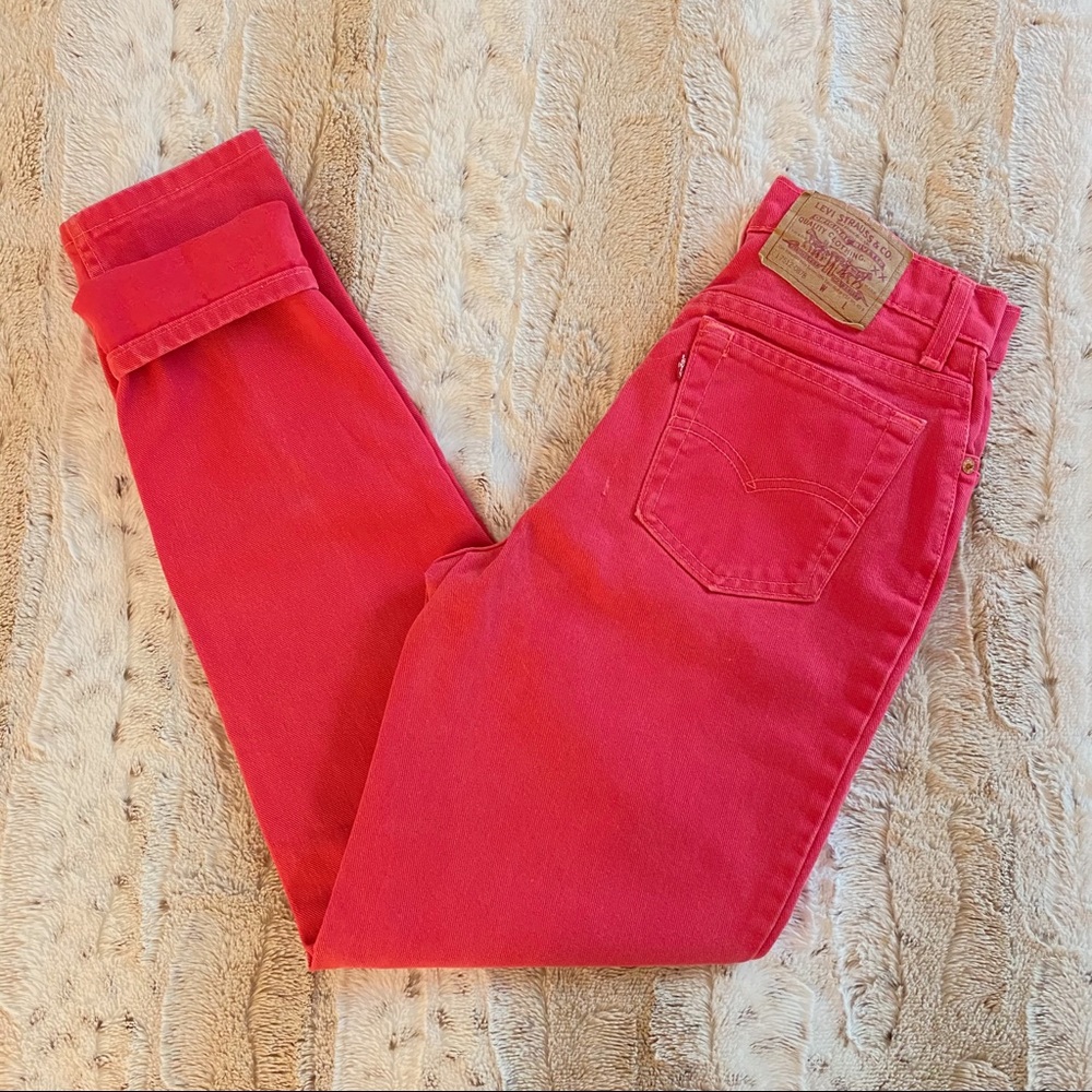 Vintage 80/90s pink Levi’s mom jeans! 💗